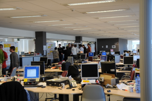 equipo de trabajo cerca del tablero